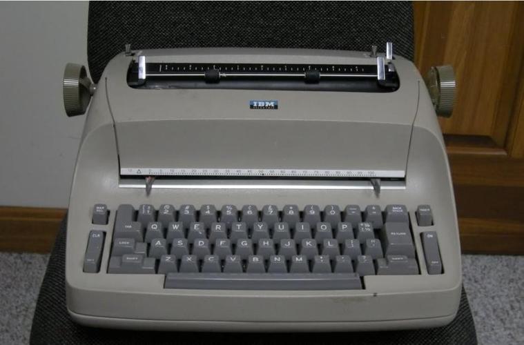 selectric电动打字机由2800个部件组成,开发耗时7年.